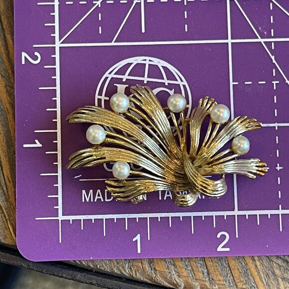 Vintage Signed Lisner Ribbon Gold Tone Faux Pearl Spray Brooch Women’s Jewelry - Picture 7 of 7